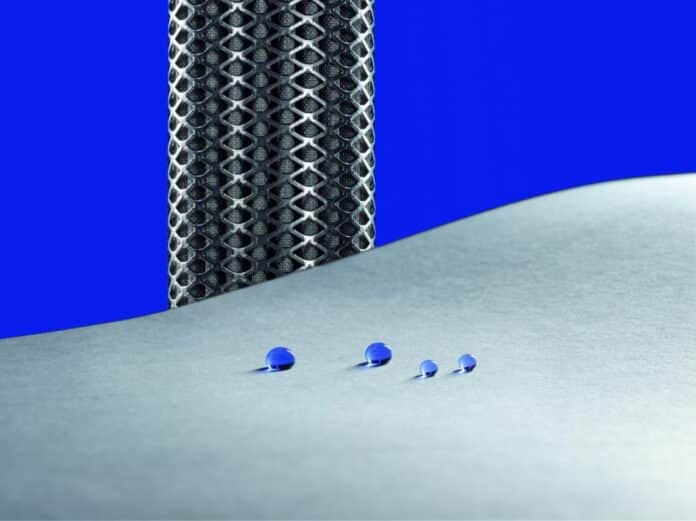 Veel medische producten vereisen een hydrofobe coating om te voorkomen dat cellen blijven plakken of om de glij- en wrijvingseigenschappen te optimaliseren. Fraunhofer IFAM heeft fluorvrije coatings ontwikkeld die de eerder bruikbare eigenschappen van de fluorpolymeren nabootsen, zoals de hydrofobe coating op een non-woven synthetisch weefsel laat zien.
© Fraunhofer IFAM PFAS te vervangen